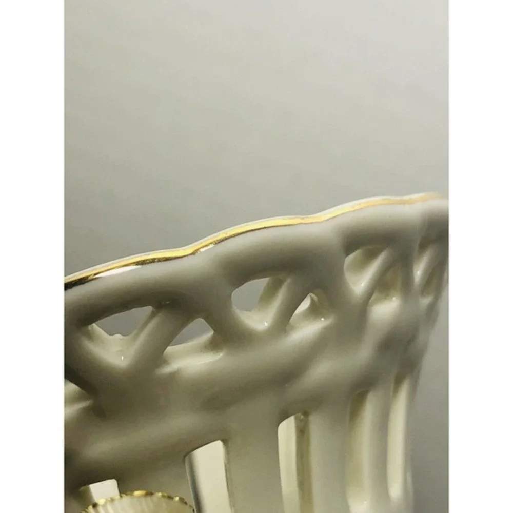 Porcelain Essex MFG Inc Ivory Lattice Christmas Vase In Beautiful Condition